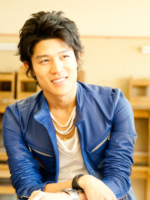 『シュアリー・サムデイ』　鈴木亮平　photo：Toru Hiraiwa