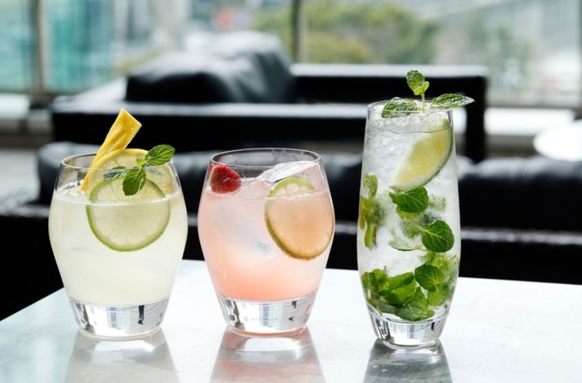 パレスホテル東京 ラウンジバー「プリヴェ」＿左 ：プリヴェ パンチ、中：フレッシュ ピーチ パンチ、右：モヒート デ プリヴェ