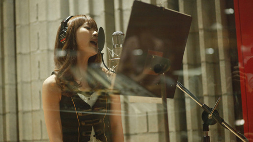 主題歌「シンジテミル」を歌うMay'n