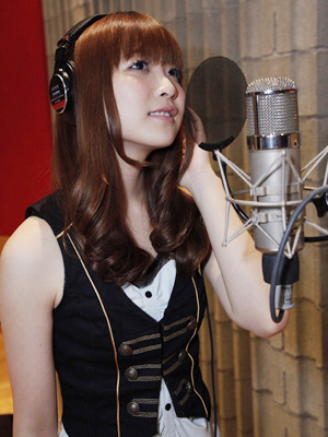 主題歌「シンジテミル」を歌うMay'n