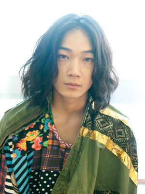 『シュアリー・サムデイ』　綾野剛　photo：Toru Hiraiwa