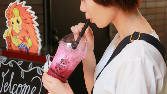 フルーツスムージーの革命児！世界初、氷がパチパチはじける新食感ドリンク