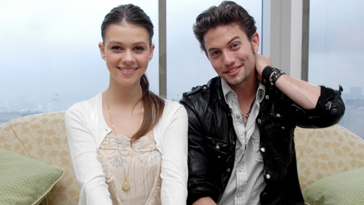 『エアベンダー』　ジャクソン・ラスボーン＆ニコラ・ペルツ