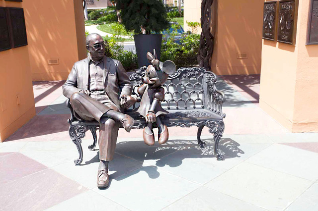 ベンチに座るウォルト・ディズニー＆ミニーマウス