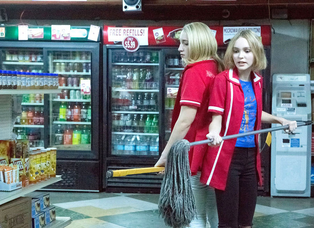 『コンビニ・ウォーズ～バイトJK VS ミニナチ軍団～』（C）2015 YOGA HOSERS, LLC All Rights Reserved.