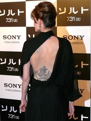 アンジーのバックショット！　背中まで美しい　photo：佐藤彩美