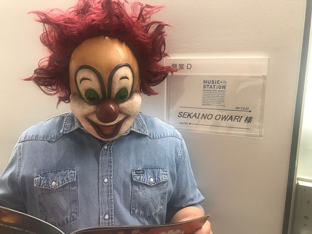 DJ LOVEを楽屋前でパシャリ！ （SEKAI NO OWARI）「ミュージックステーション」