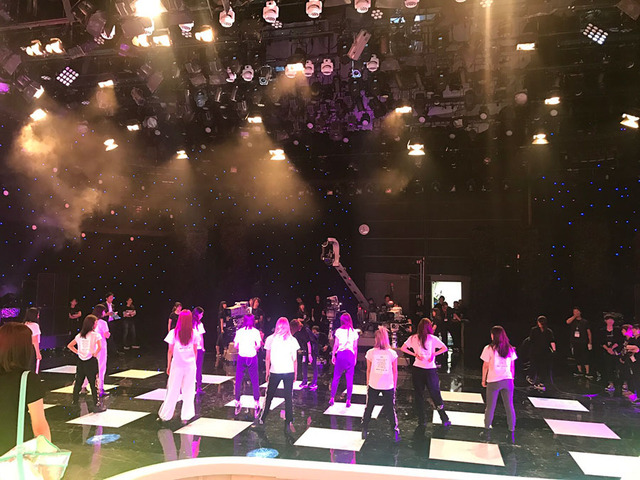 11人体制で初のテレビパフォーマンスを控えリハーサルを行うE-girls
