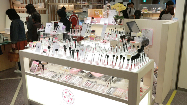 普段のメイクが大変身!? 一度使うと手放せないマストバイ”化粧筆”