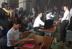 多くのエキストラも動員して撮影が進む