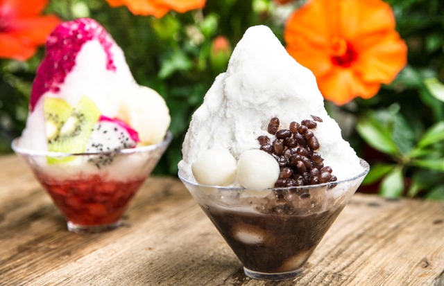 J.S. PANCAKE CAFE「MASAN OKINAWA」＿左：ピタヤといちごのかき氷　右：ぜんざいかき氷