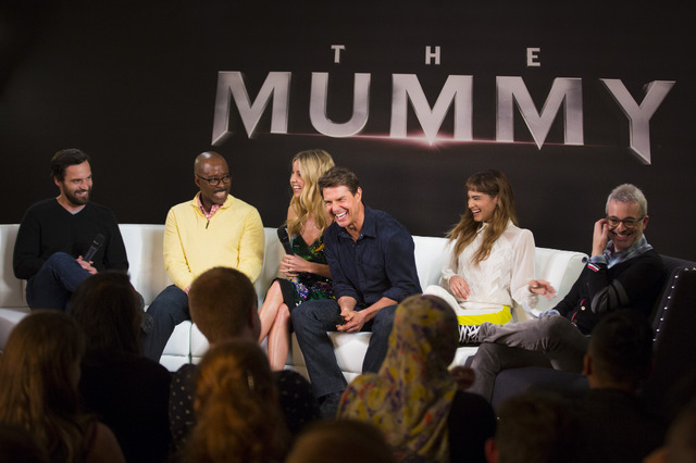 「チームマミー」と談笑するトム／『ザ・マミー／呪われた砂漠の王女』（Ｃ）Universal Pictures