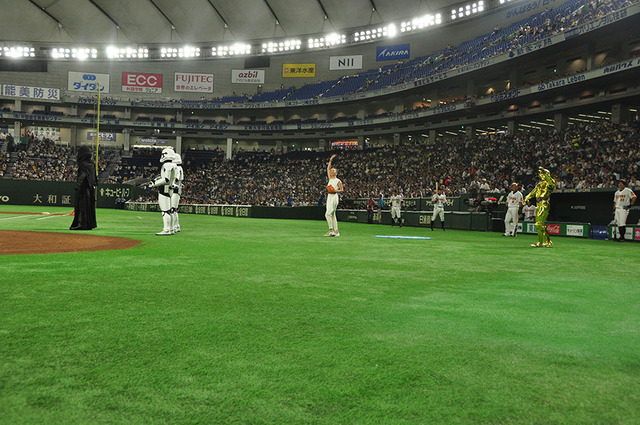 『スター・ウォーズ／最後のジェダイ』始球式