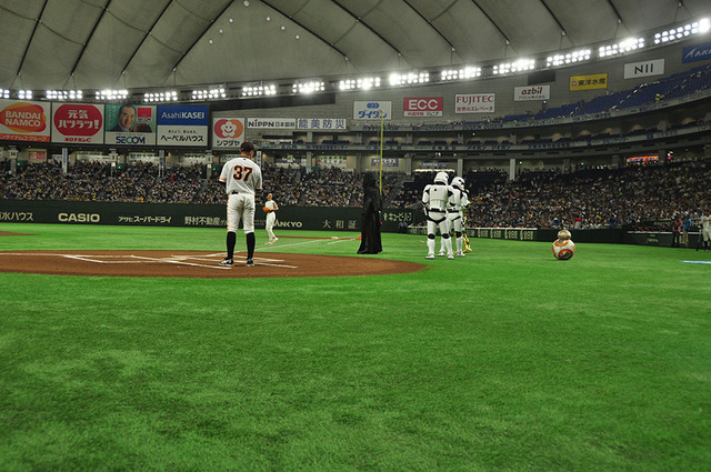 『スター・ウォーズ／最後のジェダイ』始球式