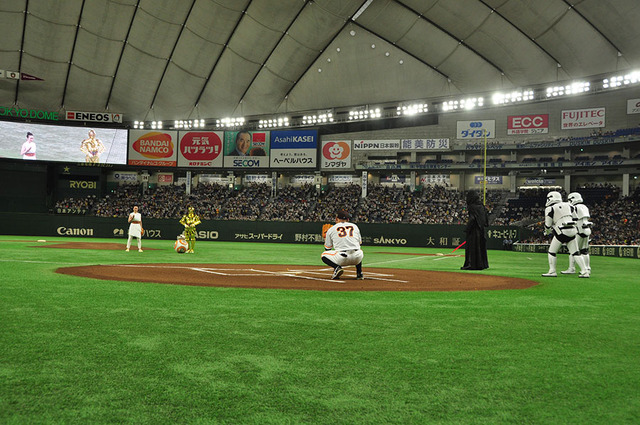 『スター・ウォーズ／最後のジェダイ』始球式