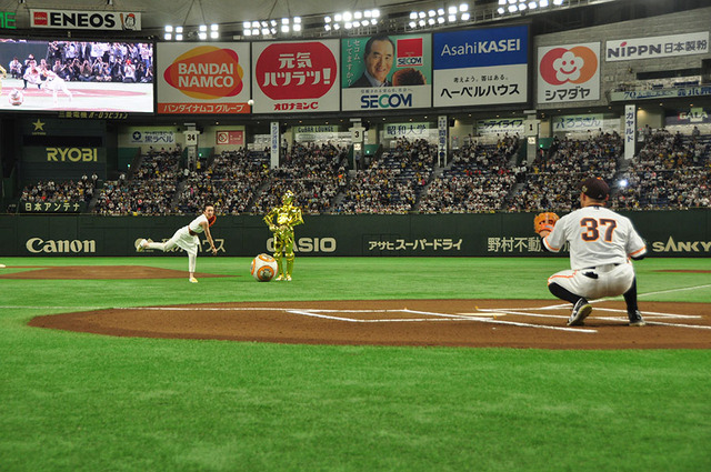 『スター・ウォーズ／最後のジェダイ』始球式