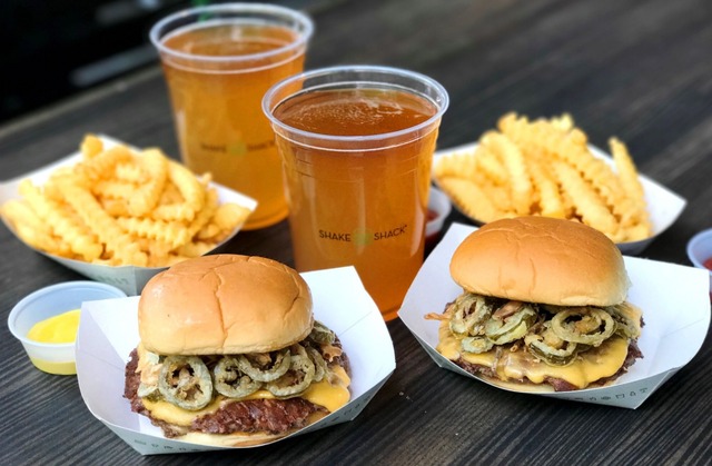シェイク シャック 夏季限定メニュー「ピクルド ハラペーニョ バーガー」と「シャック シャンディ」