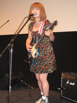 『フローズン』上映前のつしまみれライヴイベント　photo：Yoko Saito