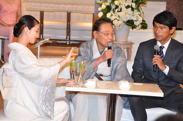 伊東四朗＆江口洋介にカクテルを振舞う武井咲／「黒革の手帖」制作発表会見