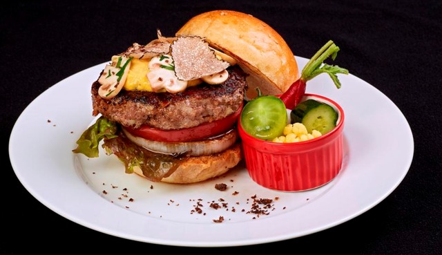 A5 ランク山形牛とイタリア産サマートリュフのジューシーバーガー（ヒルズ ダル・マット）