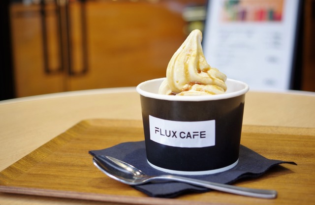 代官山「FLUX CAFE」＿豆乳ソフトクリーム（黒みつ）