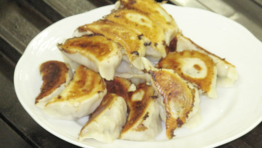 焼きあがった餃子に出席者一同、舌鼓を打った　photo：Yoko Saito