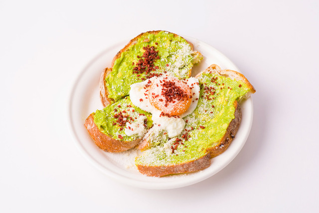 「ワカモレチーズトースト 削りチーズとポーチドエッグ」／「HangOut HangOver」