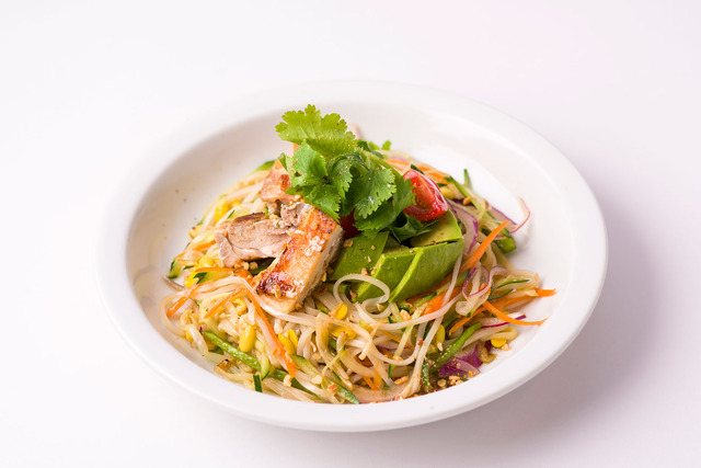 「アボカド・チキン・コリアンダーのタイ風ライスヌードル」／「HangOut HangOver」