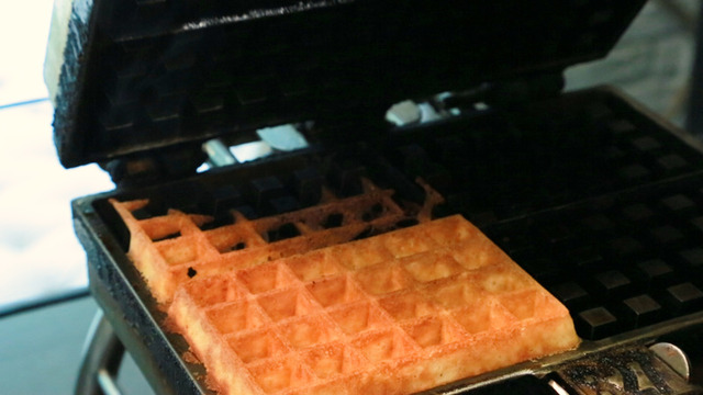 極上のサクふわ体験！ ベルギー人オーナーが焼き上げる本格ワッフル