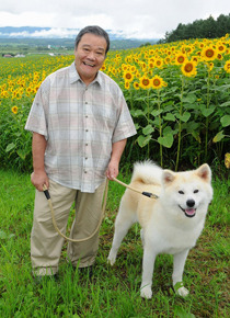 『星守る犬』に主演する西田敏行と犬のハッピーを演じる秋田犬（オス／2歳）