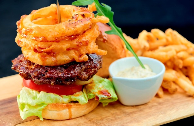 虎ノ門ヒルズ「猛暑を乗り越えよう！夏のグルメフェア 2017」＿「テリヤキバーガー」（1,380円、グッドモーニングカフェ&グリル（旅するカフェ））