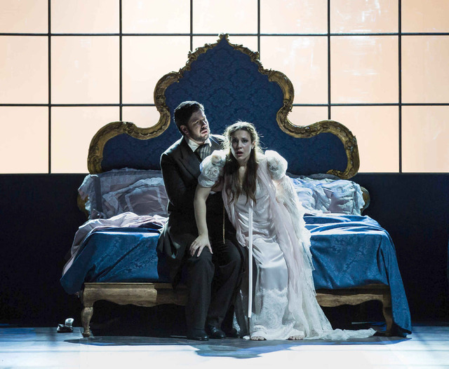 『ソフィア・コッポラの椿姫』第3幕 ヴィオレッタの寝室　Photo (C)Yasuko Kageyama