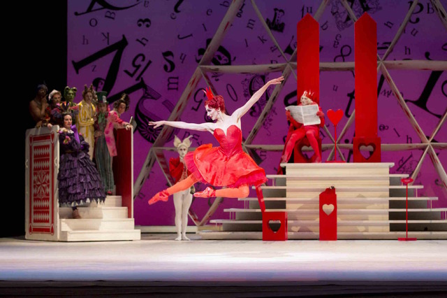 「不思議の国のアリス」Laura Morera as The Queen of Hearts in Christopher Wheeldon's Alice's Adventures in Wonderland for The Royal Ballet （c）Johan PerssonRoyal Opera House, 2013