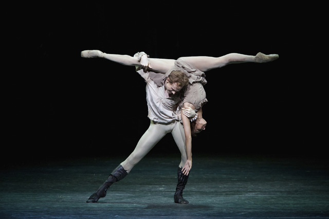「マノン」Francesca Hayward and Edward Watson in Kenneth MacMillan's Manon （c）2014 ROH. Photographed by Alice Pennefather