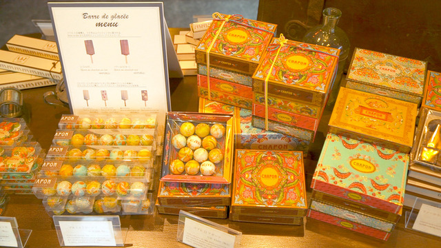 チョコレート店激戦区の味！ 日本1号店でカラフルチョコレートを♪