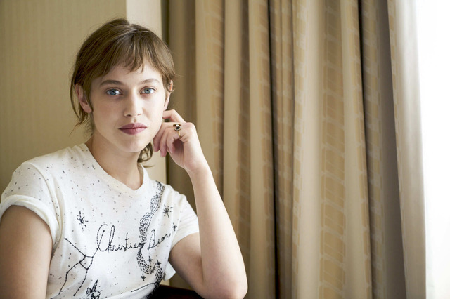 ルー・ドゥ・ラージュ／『夜明けの祈り』 (C) 2015 MANDARIN CINEMA　AEROPLAN FILM　MARS FILMS　FRANCE 2 CINEMA　SCOPE PICTURES