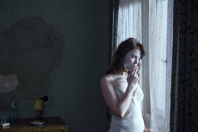 ルー・ドゥ・ラージュ／『夜明けの祈り』 (C) 2015 MANDARIN CINEMA　AEROPLAN FILM　MARS FILMS　FRANCE 2 CINEMA　SCOPE PICTURES