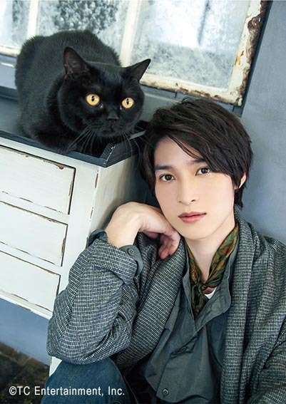 阪本奨悟with黒猫（ボンベイ）　写真展「ねこカレ」（C） TC Entertainment,Inc.