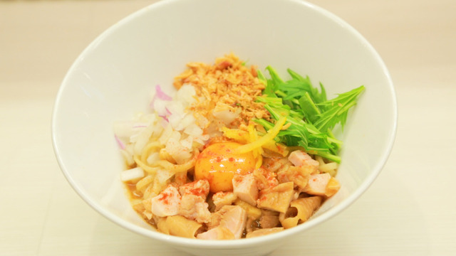 ラーメンとパスタのいいとこ取り！ 新感覚まぜ蕎麦「ラパス」を満喫