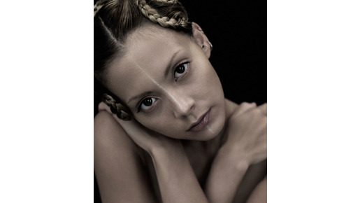 『バトル・ロワイアル 3D』主題歌を歌う土屋アンナ