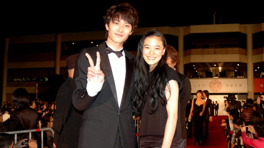 第15回釜山国際映画祭レッドカーペットに登場した岡田将生＆蒼井優