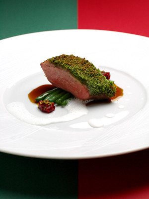 シャラン鴨胸肉のロティー　スパイスの香るペルシヤード　フランボワーズのコンポートと温かい隠元を添えて