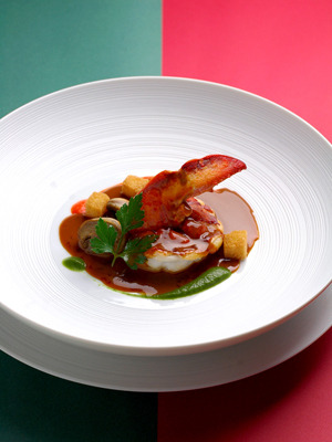 天然鱸とタラバ蟹のカネロニ仕立て赤と緑の彩り　柑橘の香り