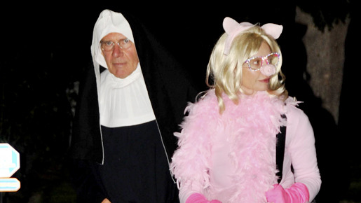 尼僧に変装したハリソン・フォードとミス・ピギー姿のキャリスタ・フロックハート　-(C) Splash/AFLO