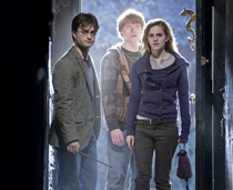 『ハリー・ポッターと死の秘宝 PART1』　-(C) 2010 Warner Bros. Ent.Harry Potter Publishing Rights (C) J.K.R.Harry Potter characters, names and related indicia are trademarks of and (C) Warner Bros. Ent. All Rights Reserved.