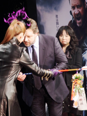 神田うのから破魔矢を受け取るラッセル・クロウ　photo：Yoko Saito