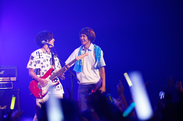 ライブイベント「真夏の僕やりNight～“そこそこ”じゃ終わらない、夏～」の様子（オフィシャル）