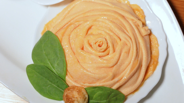 オムライスの概念が変わる!? メルヘンな空間でいただく”バラの花びら”オムライス