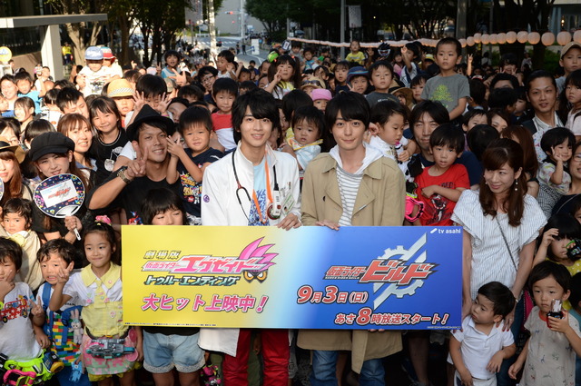 「仮面ライダーエグゼイド」×「仮面ライダービルド」バトンタッチ会　（C）2016 石森プロ・テレビ朝日・ADK・東映　（C）2017 石森プロ・テレビ朝日・ADK・東映