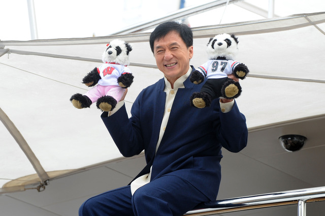 ジャッキー・チェンとパンダ -(C) Getty Images